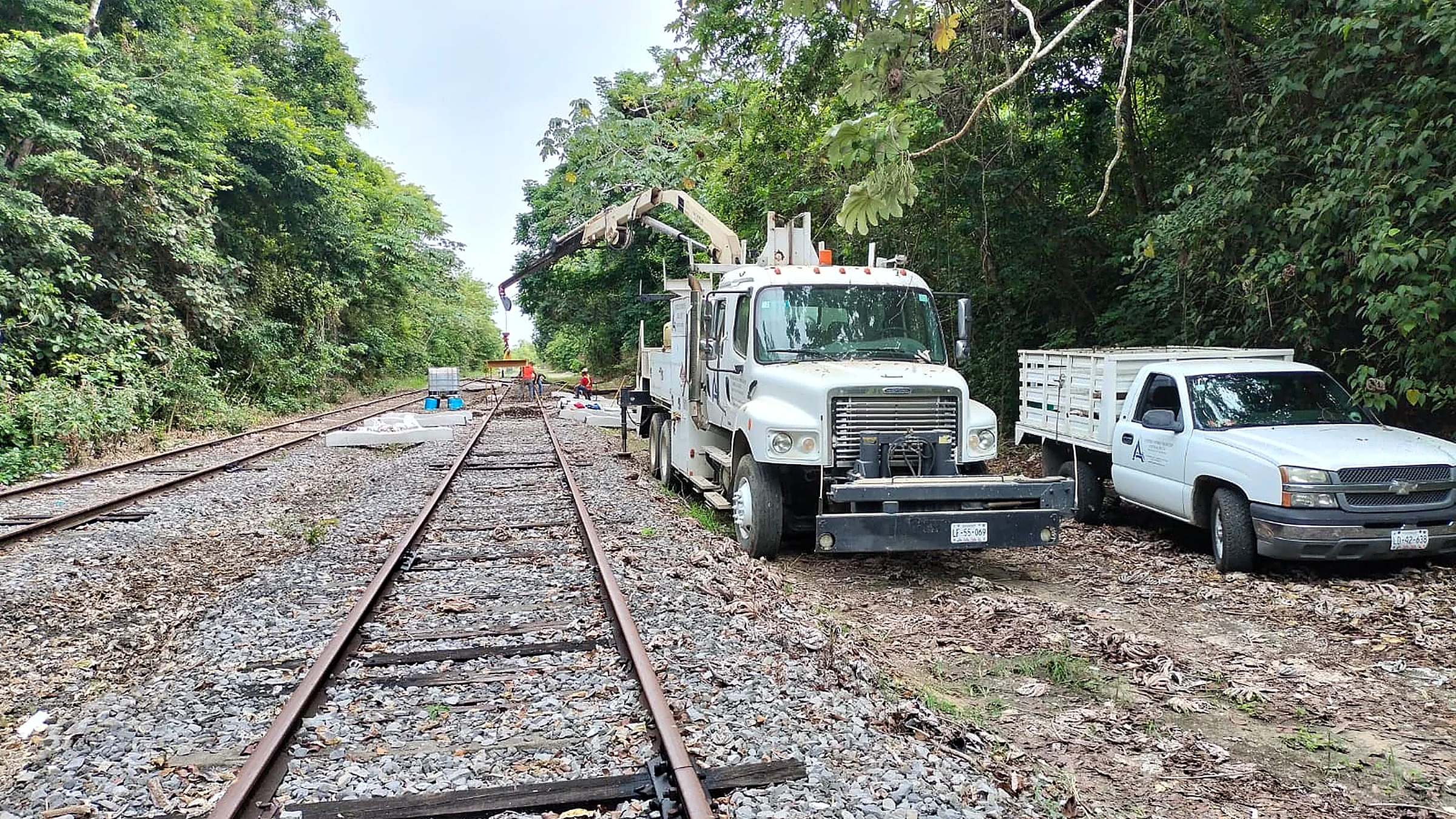 Equipo ferroviario de COBOS trabajando en una vía