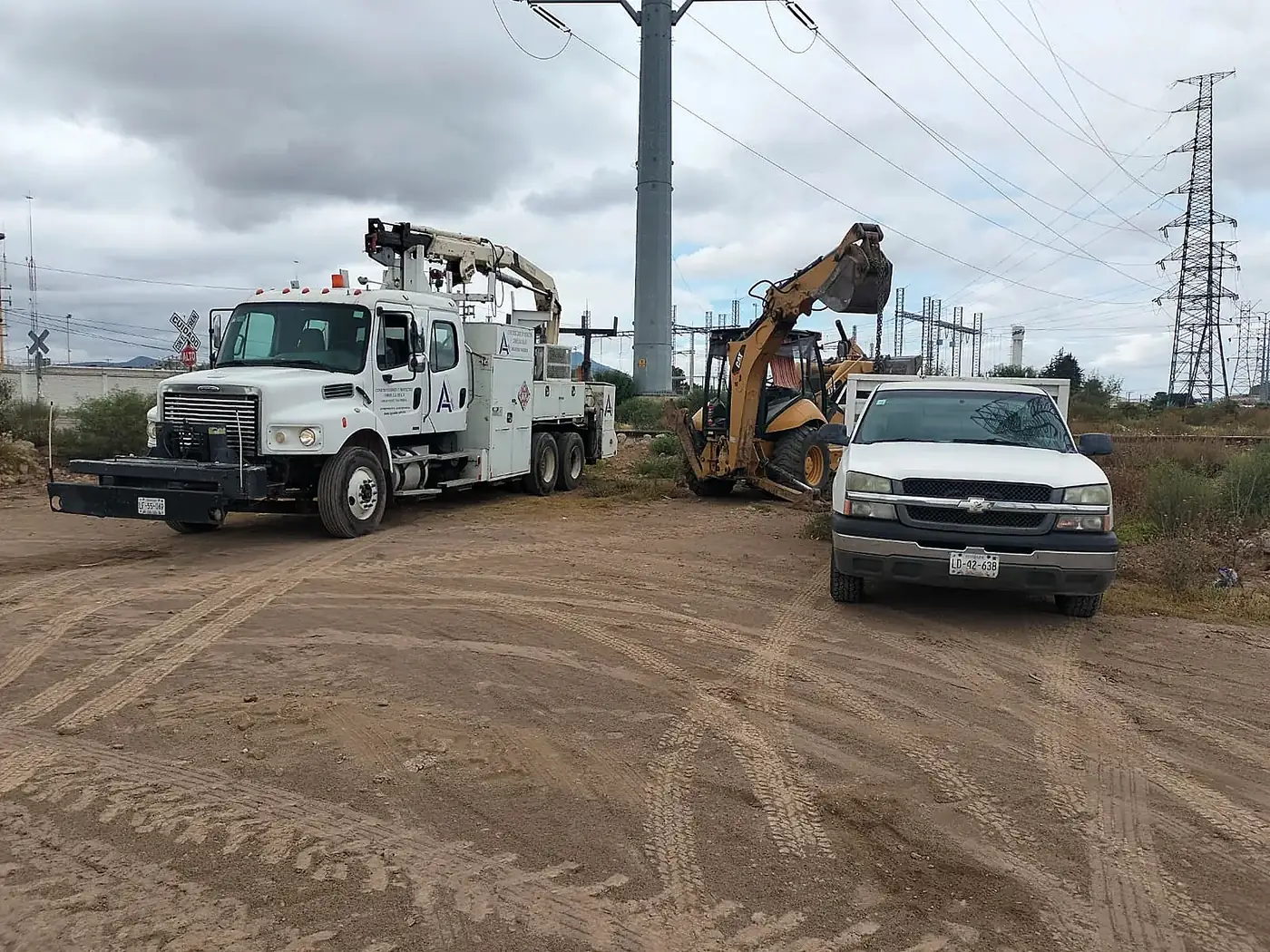 Maquinaria y personal técnico junto a vía