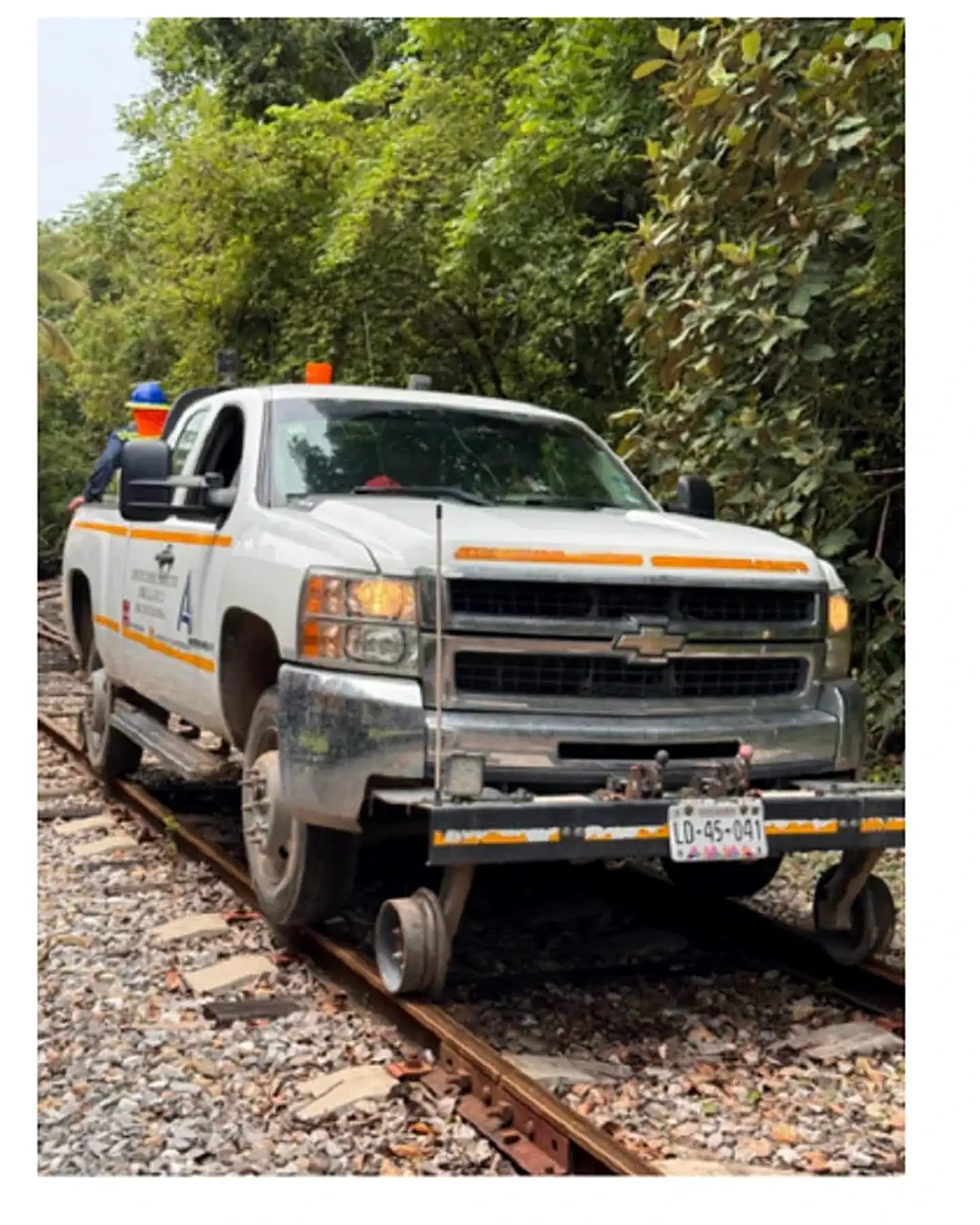 Equipo hi-rail y personal técnico de Cobos en campo